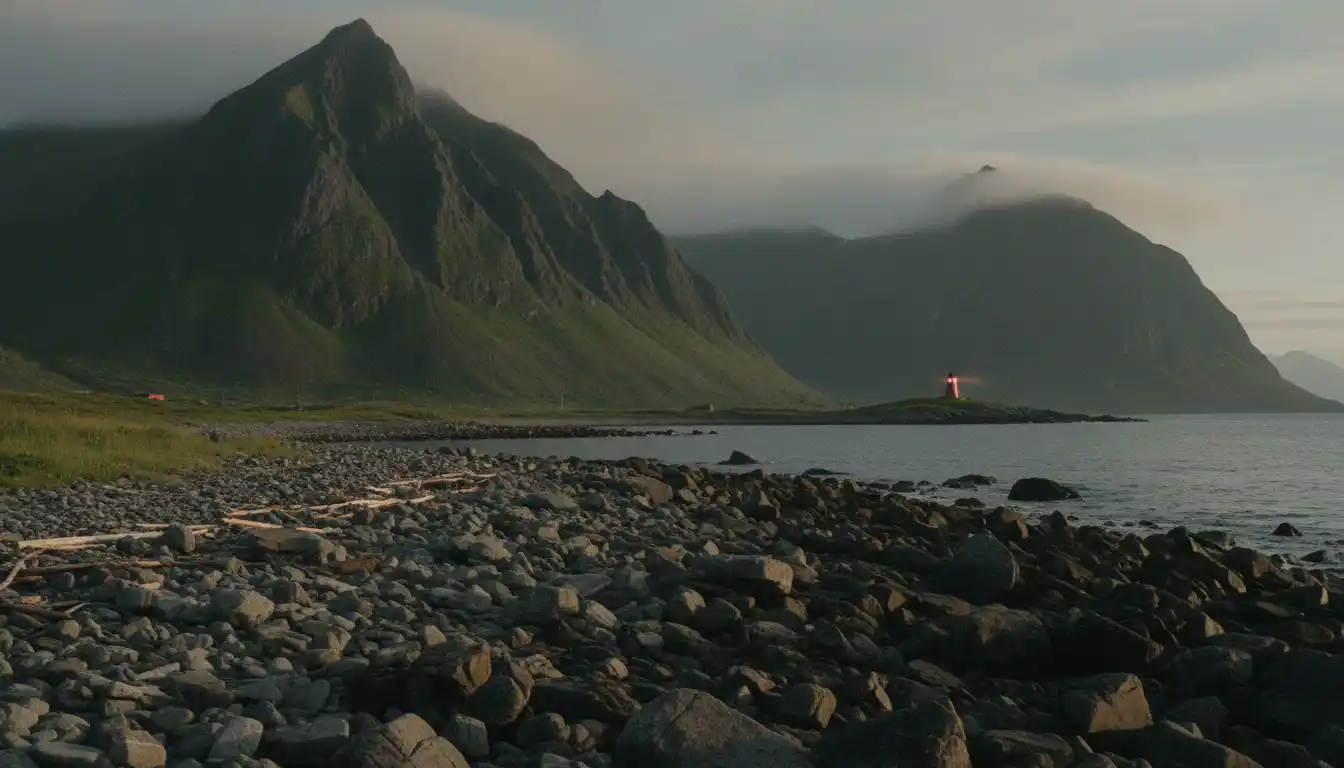 Kystlandskap på Andøya med rødt fyr og bratte fjell i lavt arktisk lys